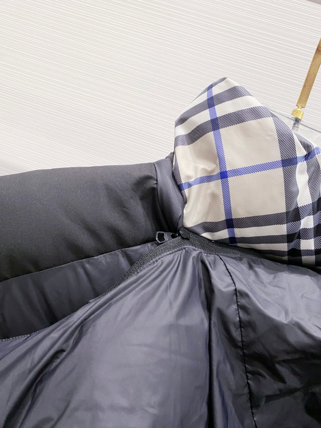 爆款羽绒服 BURBERRY巴宝莉 2025新款羽绒服秀场新品，袖子可拆卸，一衣两穿。品相非常完美，专柜