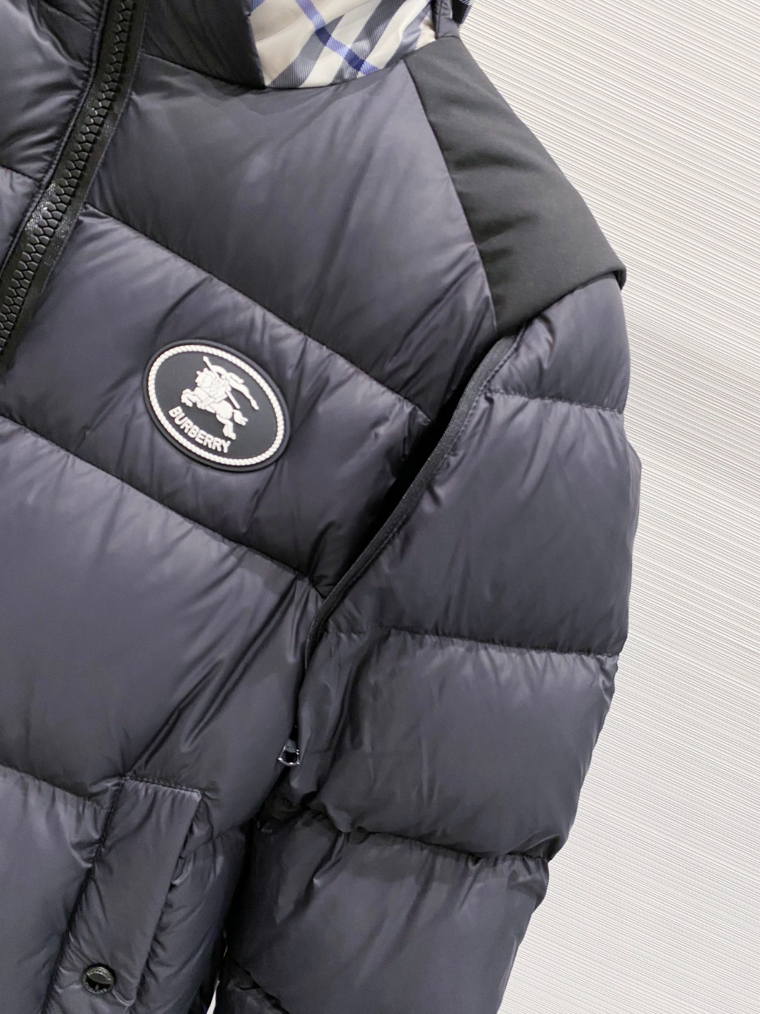 爆款羽绒服 BURBERRY巴宝莉 2025新款羽绒服秀场新品，袖子可拆卸，一衣两穿。品相非常完美，专柜