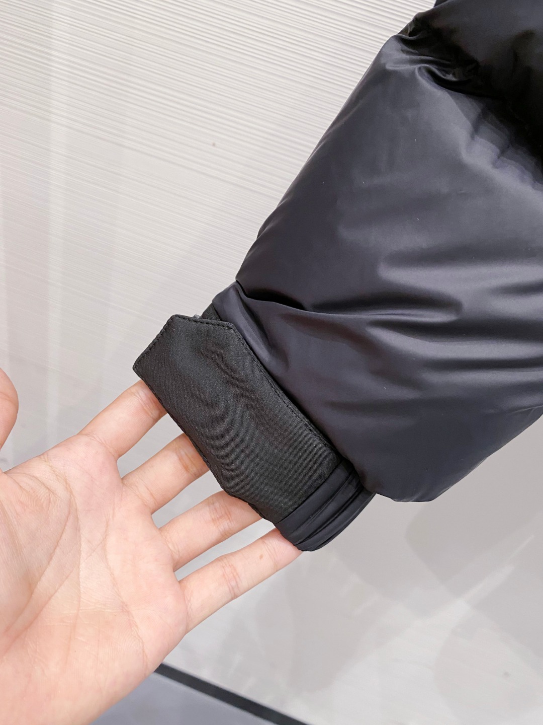 爆款羽绒服 BURBERRY巴宝莉 2025新款羽绒服秀场新品，袖子可拆卸，一衣两穿。品相非常完美，专柜