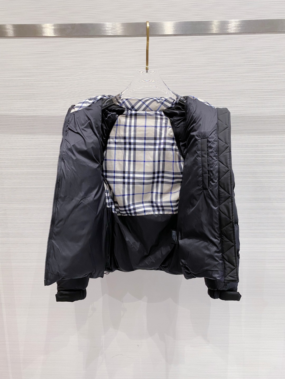 爆款羽绒服 BURBERRY巴宝莉 2025新款羽绒服秀场新品，袖子可拆卸，一衣两穿。品相非常完美，专柜