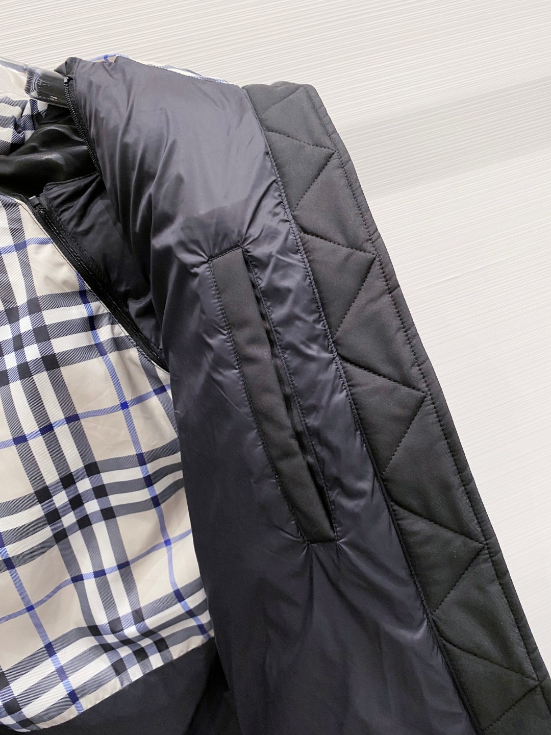 爆款羽绒服 BURBERRY巴宝莉 2025新款羽绒服秀场新品，袖子可拆卸，一衣两穿。品相非常完美，专柜