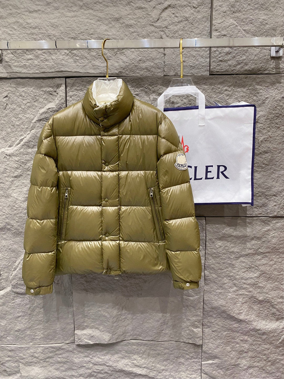 【鹅绒】Moncler 蒙口高端品鉴臻品！欧标90保暖白鹅绒填充男士羽绒服外套整体的造型设计依然传承了M