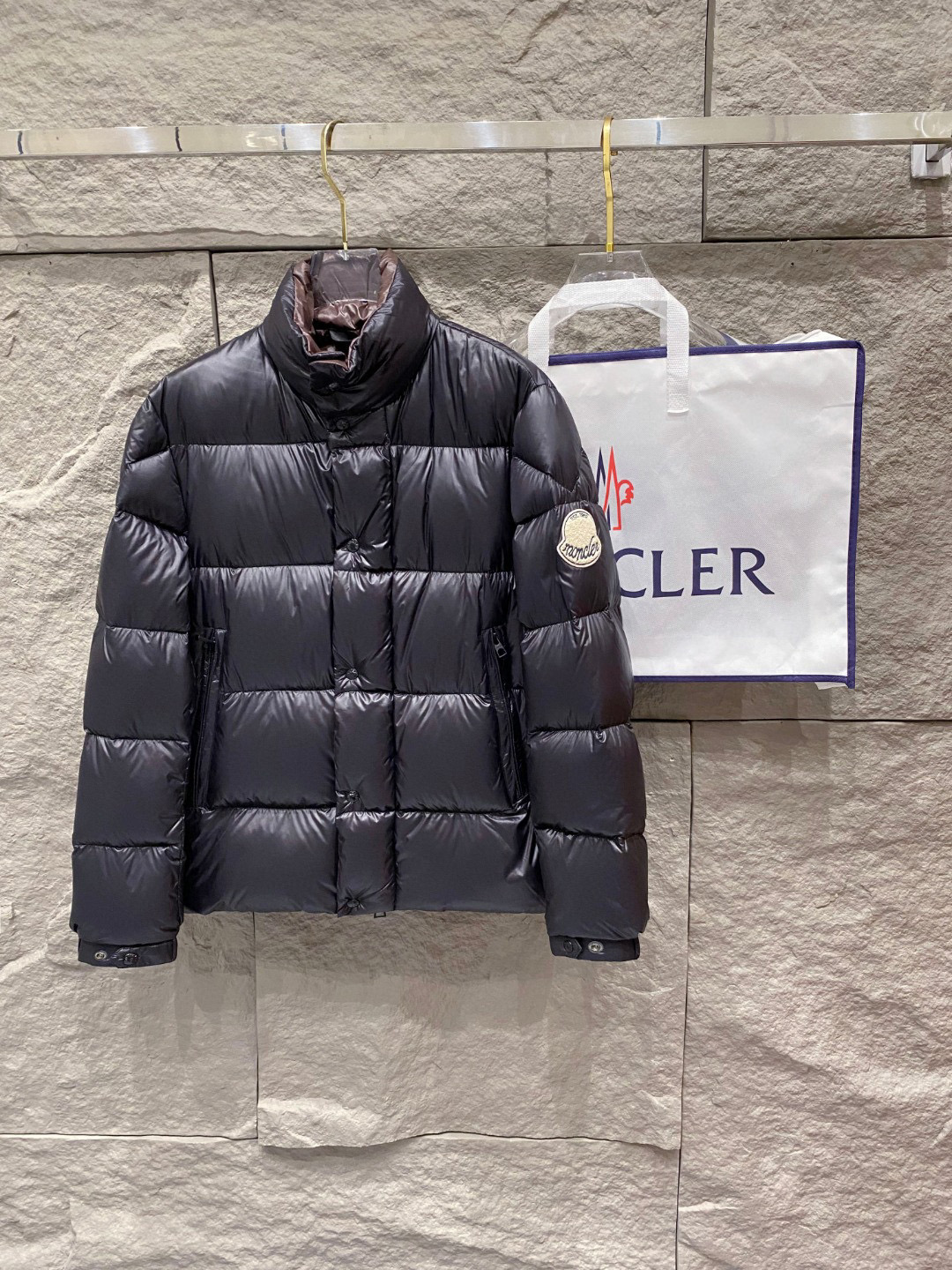 【鹅绒】Moncler 蒙口高端品鉴臻品！欧标90保暖白鹅绒填充男士羽绒服外套整体的造型设计依然传承了M