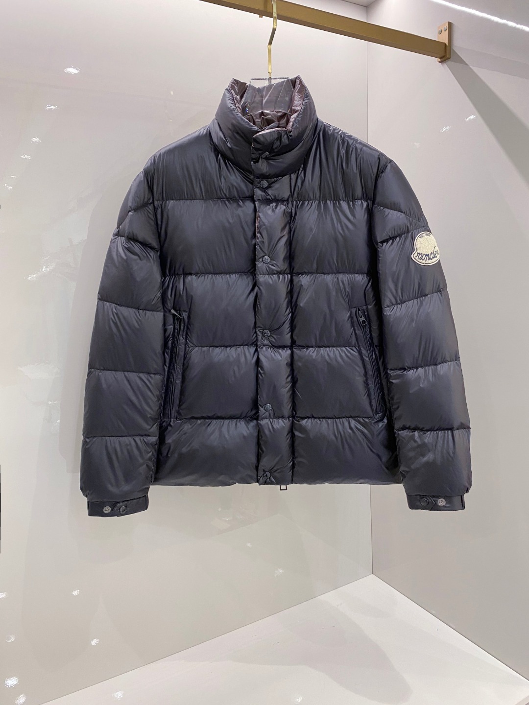 【鹅绒】Moncler 蒙口高端品鉴臻品！欧标90保暖白鹅绒填充男士羽绒服外套整体的造型设计依然传承了M