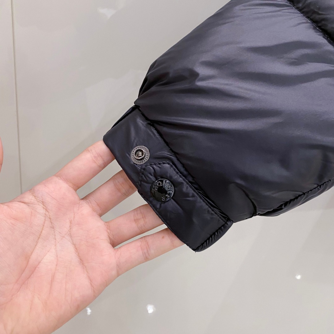 【鹅绒】Moncler 蒙口高端品鉴臻品！欧标90保暖白鹅绒填充男士羽绒服外套整体的造型设计依然传承了M