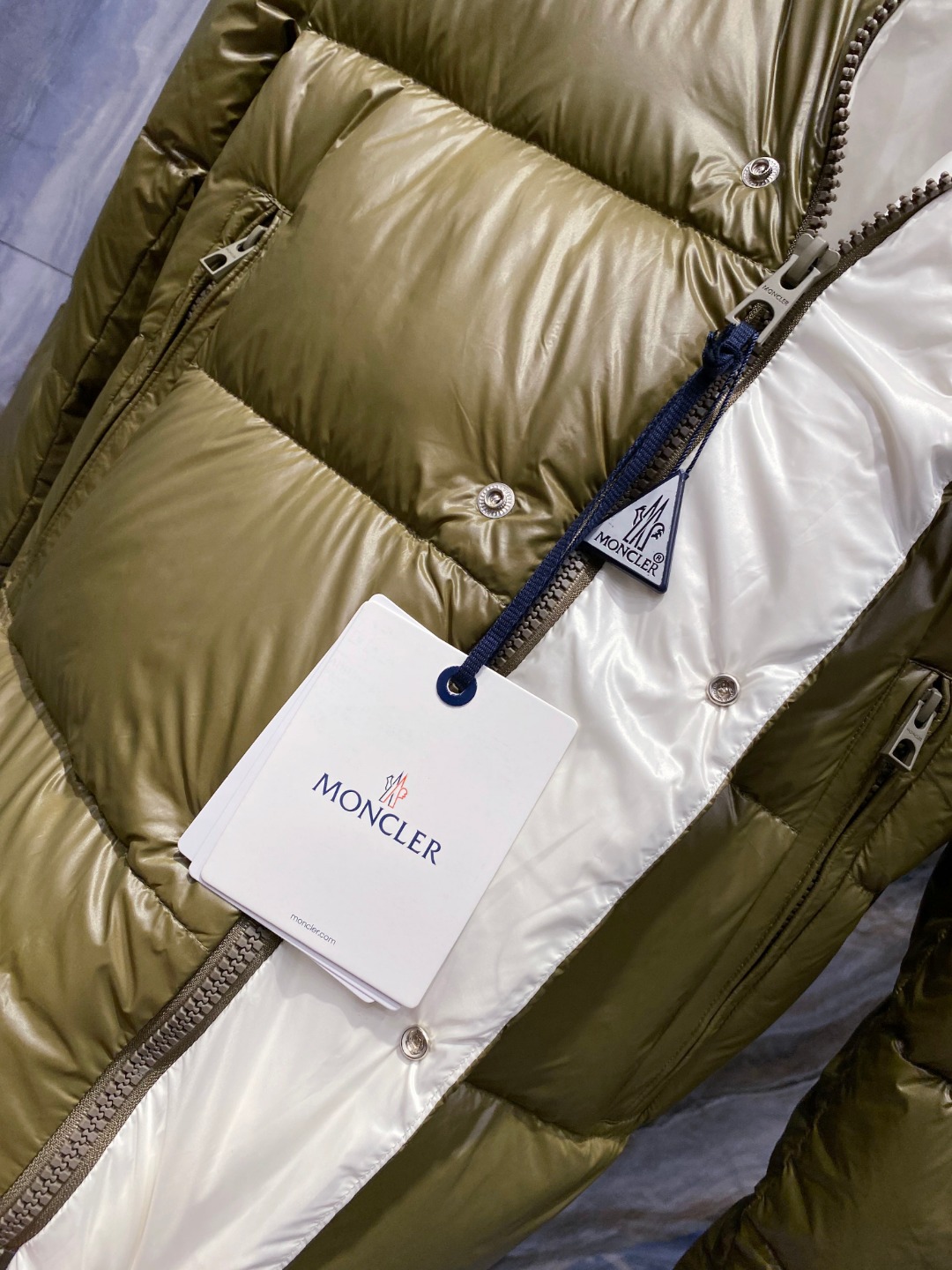 【鹅绒】Moncler 蒙口高端品鉴臻品！欧标90保暖白鹅绒填充男士羽绒服外套整体的造型设计依然传承了M