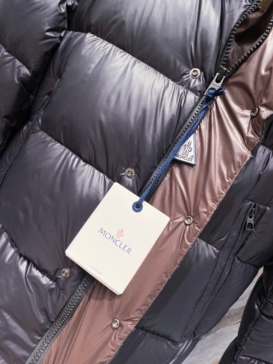 【鹅绒】Moncler 蒙口高端品鉴臻品！欧标90保暖白鹅绒填充男士羽绒服外套整体的造型设计依然传承了M