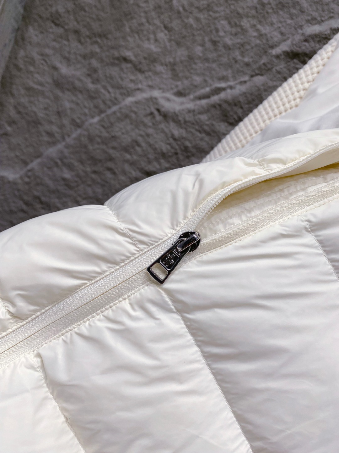 Moncler 蒙口 2025年秋冬新款羽绒服，针织连帽拼接羽绒服采用新国标95白鸭绒，秋冬新品内搭神器