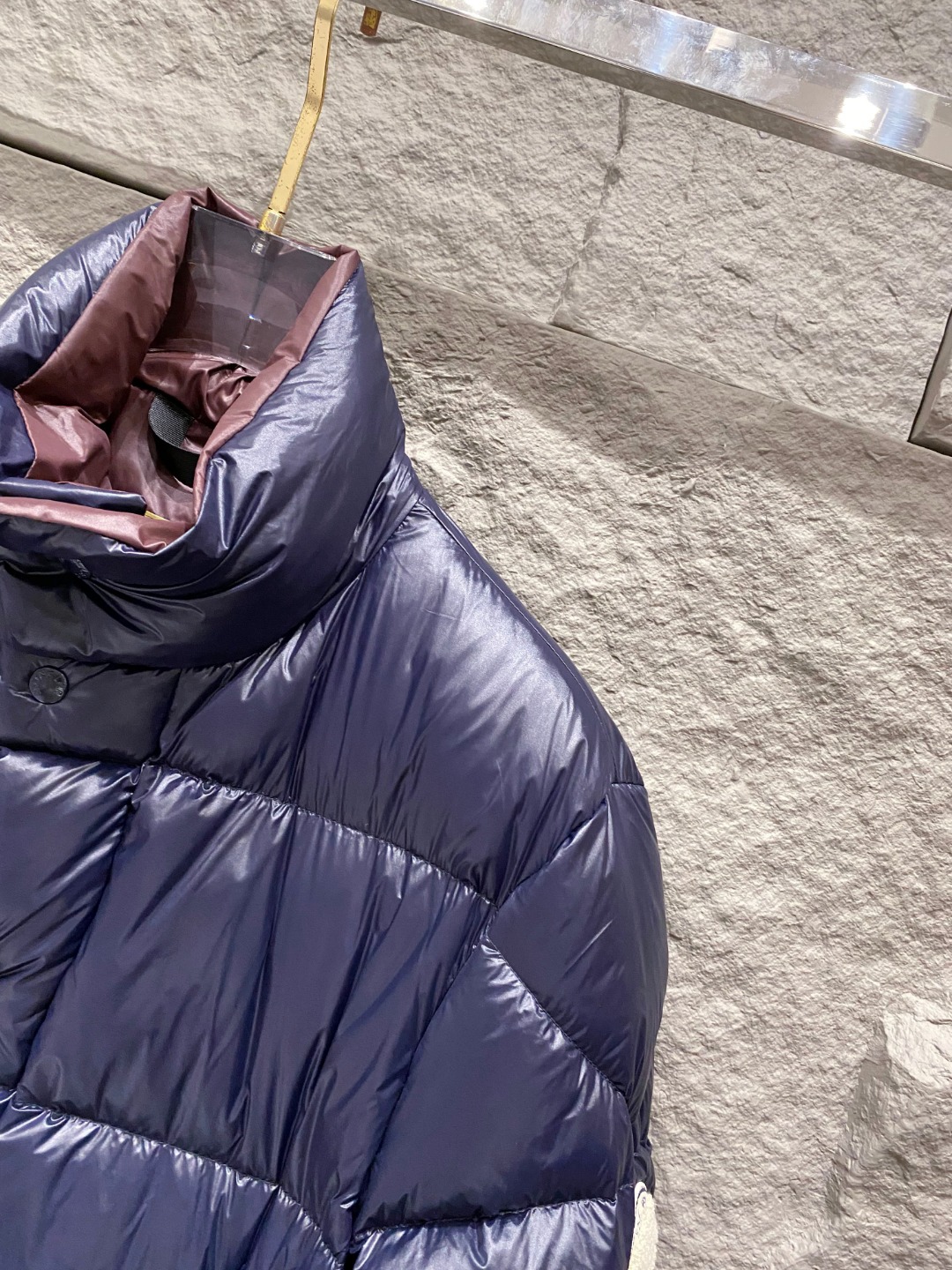 【鹅绒】Moncler 蒙口高端品鉴臻品！欧标90保暖白鹅绒填充男士羽绒服外套整体的造型设计依然传承了M