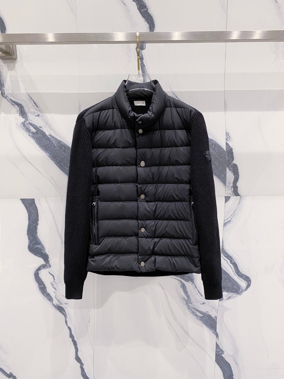 NO:596915,Moncler's new autumn and winter down jacket, the knitted splicing down jacket uses the new national standard 95 white duck down, the new autumn and winter inner wear item!  In China, down and black colors are all in basic style. They can be worn alone or layered to create a more layered look!  Full of fluffiness!  The filling is sufficient, and the thermal performance is not a problem, it is windproof and warm!  Color Black White Size 48-56, Moncler, down jacket, alexander wang19860909Moncler 蒙口 年秋冬新款羽绒服,针织拼接羽绒服采用新国标95白鸭绒,秋冬新品内搭神器！在国内羽绒黑色都是走基础风格,可以单穿还可以搭配叠穿,会更有层次感！蓬松度十足！填充量足足的,保暖性能不在话下,防风保暖！ 颜色黑色 白色 尺码48-56,,Moncler,down jacket,alexander wang,Men's clothing