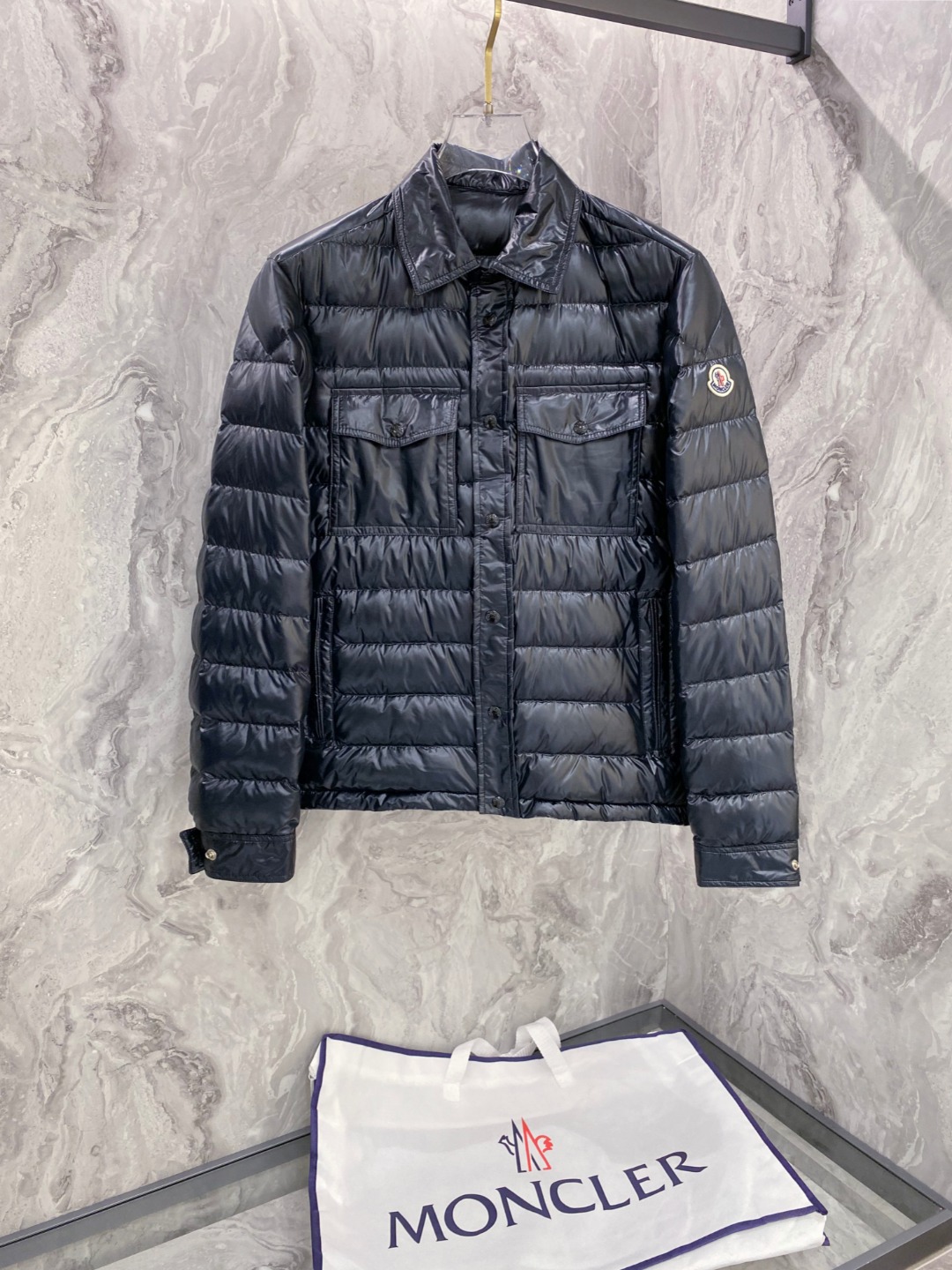 NO:613806,[Goose Down] Moncler Meng Mouth 2025 Autumn and Winter New Down Jacket Original 1:1 customized hardware accessories are all imported and original customization. Welcome to compare at the counter. Absolutely high quality. Made of top-grade 95 white goose down. Super soft. Filled with fluffy and full feathers. Super heavy fabrics with perfect workmanship. Pay attention to the fabrics are super comfortable. Exclusive model. Non-market goods. Same sizes for men and women 1-5, Moncler, down jacket, alexander wang19860909【鹅绒】 Moncler 蒙口 2025秋冬新款羽绒服 原版1:1订制五金配件全进口原版定制 欢迎专柜对比 绝对的高品质 采用顶级95白鹅绒 超柔软 充羽量蓬松饱满 超级重面料做工杠杠的版型完美 注意面料超舒服 独家款 非市场货 男女同款尺码1-5,,Moncler,down jacket,alexander wang,Men's clothing