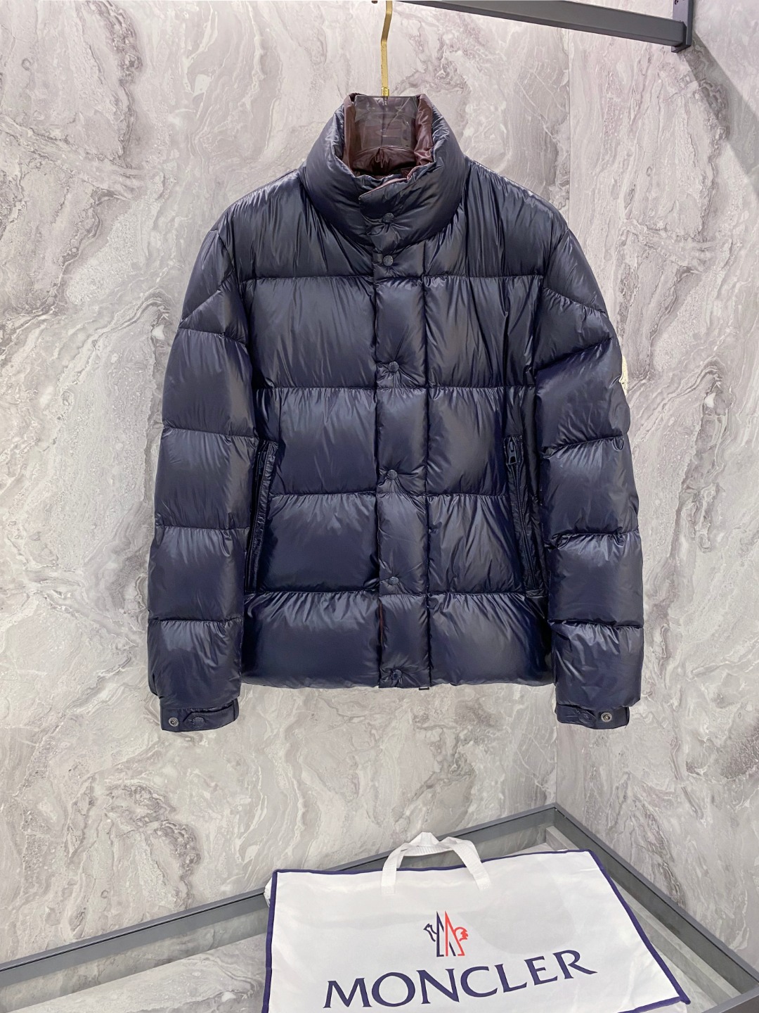 NO:613836,[Goose Down] Moncler Moncler’s high-end tasting product!  European standard 90 warm white goose down filled men's down jacket. The overall shape design still inherits the MON family genes. It combines high-end fashion with functional outdoor style. The whole body is made in deconstructive style, which has a strong visual sense. The sleeve arm logo uses the iconic brand circular badge body, which concentrates the cultural essence and identity of the brand on it. It is eye-catching and fashionable.  The outer layer is made of Japanese Toray company's outdoor professional technical fabric, and the stitching is provided by Japan's top Fujiko Daioh thread, which is excellent anti-drilling yarn and has strong waterproof, wind and snowproof properties!  The interior is filled with Hungarian-platinum grade Hordobagy white goose down, which is extracted from the high-quality velvet from the belly of the white goose. It has extremely high bulkiness and velvet content, excellent resilience, exceeds the European standard environmental protection level, has no odor, and has excellent temperature locking effect and warmth retention!  The details of the craftsmanship are exquisite, and all the accessories are supplied by customers. The upper body is light and shaping. It is a down jacket with strong wearability and high moldability. It is highly recommended as a must-have tool to keep out the cold!  Size1-6,,alexander wang,Moncler,jackets & coats,down jacket,alexander wang19860909【鹅绒】Moncler 蒙口高端品鉴臻品！欧标90保暖白鹅绒填充男士羽绒服外套 整体的造型设计依然传承了MON家族基因,高奢时装与功能性户外风格相结合,通身运用解构主义风格打造,视觉感极强,袖臂logo运用标志性品牌圆形徽章体,将品牌的文化精髓与身份浓缩聚焦于上面,醒目且时髦, 通体外层日本Toray公司户外专业科技面料,缝线由日本顶级富士克大王线提供,极好的防钻绒线,另外具有强大的防水防风雪特性！内里填充甄选匈牙利-白金级霍尔多巴吉白鹅绒,提取的白鹅腹部高品质的绒,蓬松度和含绒量极高,回弹性优越,超欧标环保级别,无异味,锁温效果与保暖性极佳！工艺细节精致考究,辅料全系客供,上身效果轻便塑形,属于实穿性极强的一款羽绒服,塑造性非常高,强荐必入的御寒穿搭利器！ Size1-6,,alexander wang,Moncler,jackets & coats,down jacket,alexander wang,Men's clothing