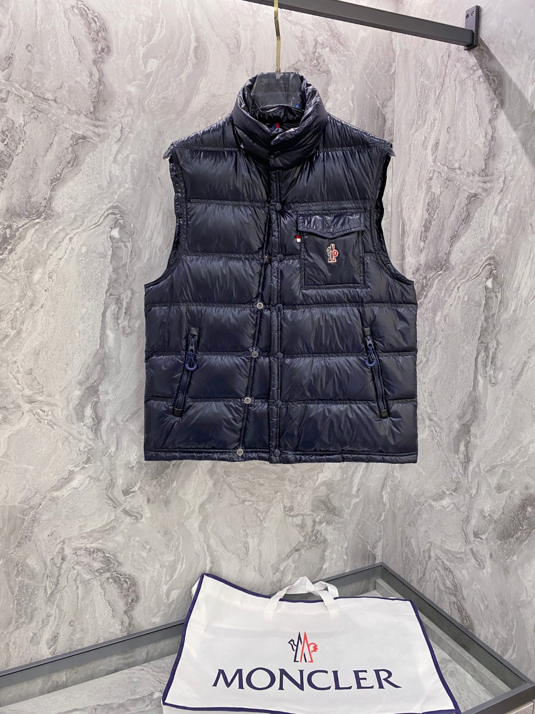 NO:613810,[Goose Down] Moncler Meng Mouth 2025 Autumn and Winter New Down Jacket Original 1:1 customized hardware accessories are all imported and original customization. Welcome to compare at the counter. Absolutely high quality. Made of top-grade 95 white goose down. Super soft. Filled with fluffy and full feathers. Super heavy fabrics with perfect workmanship. Pay attention to the fabrics are super comfortable. Exclusive model. Non-market goods. Same sizes for men and women 1-6, Moncler, down jacket, alexander wang19860909【鹅绒】 Moncler 蒙口 2025秋冬新款羽绒服 原版1:1订制五金配件全进口原版定制 欢迎专柜对比 绝对的高品质 采用顶级95白鹅绒 超柔软 充羽量蓬松饱满 超级重面料做工杠杠的版型完美 注意面料超舒服 独家款 非市场货 男女同款尺码1-6,,Moncler,down jacket,alexander wang,Men's clothing