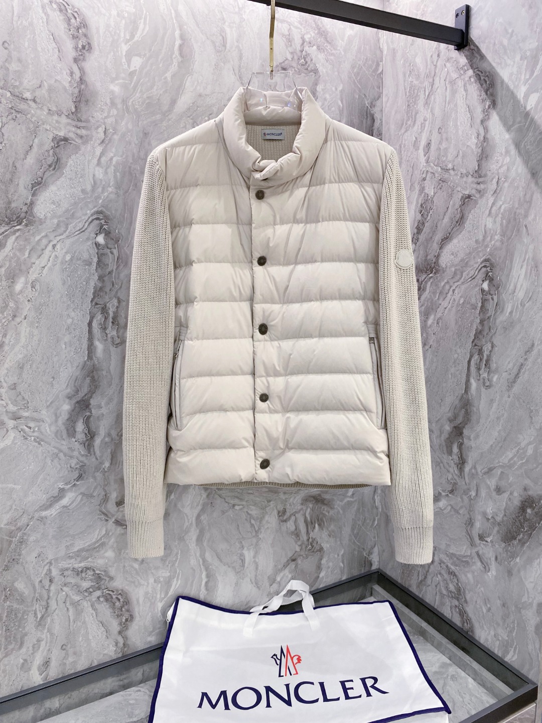 NO:613818,Moncler 2025 new autumn and winter down jackets, knitted splicing down jackets using the new national standard 95 white duck down, new autumn and winter inner wear items!  In China, down and black colors are all in basic style. They can be worn alone or layered to create a more layered look!  Full of fluffiness!  The filling is sufficient, and the thermal performance is not a problem, it is windproof and warm!  Color Black White Size 48-56, Moncler, down jacket, alexander wang19860909Moncler 蒙口 2025年秋冬新款羽绒服,针织拼接羽绒服采用新国标95白鸭绒,秋冬新品内搭神器！在国内羽绒黑色都是走基础风格,可以单穿还可以搭配叠穿,会更有层次感！蓬松度十足！填充量足足的,保暖性能不在话下,防风保暖！ 颜色黑色 白色 尺码48-56,,Moncler,down jacket,alexander wang,Men's clothing