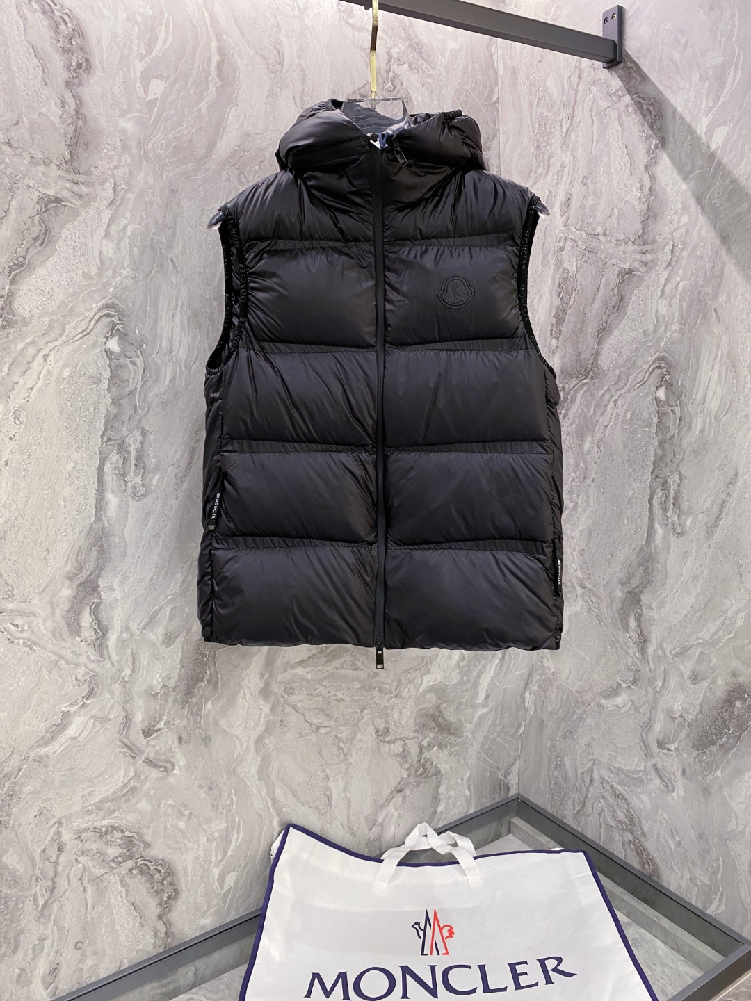 NO:613814,[Goose Down] Moncler Meng Mouth 2025 Autumn and Winter New Down Jacket Original 1:1 customized hardware accessories are all imported and original customization. Welcome to compare at the counter. Absolutely high quality. Made of top-grade 95 white goose down. Super soft. Filled with fluffy and full feathers. Super heavy fabrics with perfect workmanship. Pay attention to the fabrics are super comfortable. Exclusive model. Non-market goods. Same sizes for men and women 1-5, Moncler, down jacket, alexander wang19860909【鹅绒】 Moncler 蒙口 2025秋冬新款羽绒服 原版1:1订制五金配件全进口原版定制 欢迎专柜对比 绝对的高品质 采用顶级95白鹅绒 超柔软 充羽量蓬松饱满 超级重面料做工杠杠的版型完美 注意面料超舒服 独家款 非市场货 男女同款尺码1-5,,Moncler,down jacket,alexander wang,Men's clothing