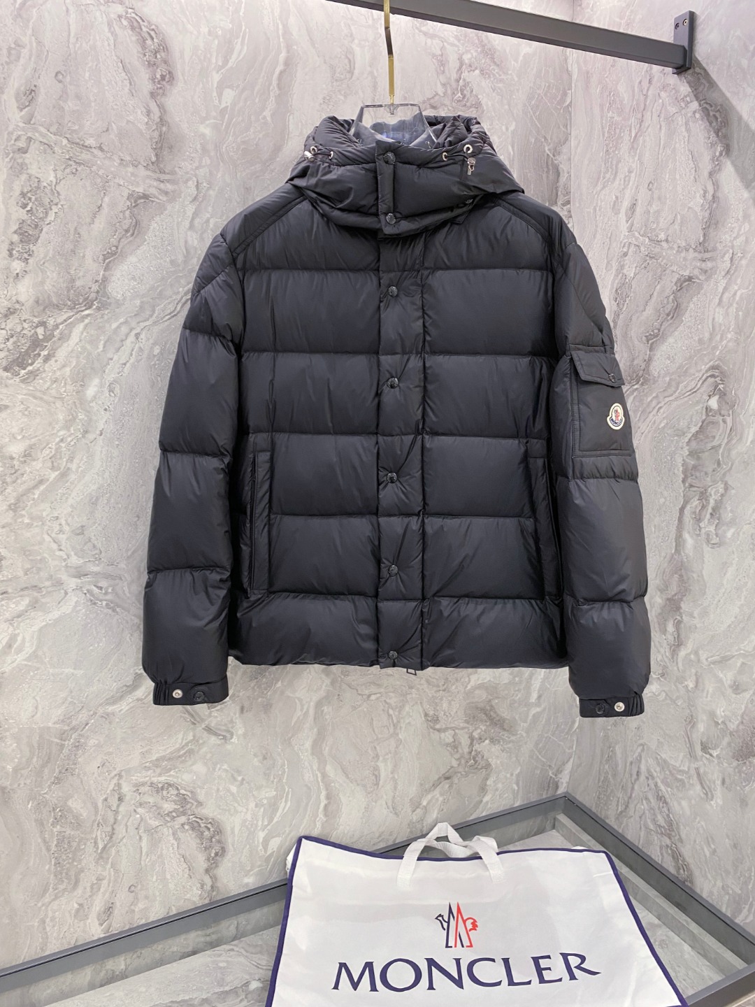 NO:613838,[Goose Down] Moncler Meng Mouth 2025 Autumn and Winter New Down Jacket Original 1:1 customized hardware accessories are all imported and original customization. Welcome to compare at the counter. Absolutely high quality. Made of top-grade 95 white goose down. Super soft. Filled with fluffy and full feathers. Super heavy fabrics with perfect workmanship. Pay attention to the fabrics are super comfortable. Exclusive model. Non-market goods. Same sizes for men and women 1-6, Moncler, down jacket, alexander wang19860909【鹅绒】 Moncler 蒙口 2025秋冬新款羽绒服 原版1:1订制五金配件全进口原版定制 欢迎专柜对比 绝对的高品质 采用顶级95白鹅绒 超柔软 充羽量蓬松饱满 超级重面料做工杠杠的版型完美 注意面料超舒服 独家款 非市场货 男女同款尺码1-6,,Moncler,down jacket,alexander wang,Men's clothing