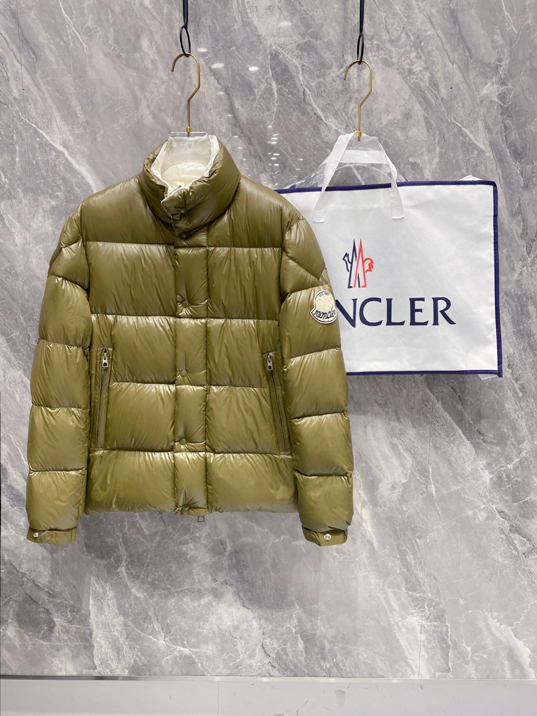 【鹅绒】Moncler 蒙口高端品鉴臻品！欧标90保暖白鹅绒填充男士羽绒服外套整体的造型设计依然传承了M