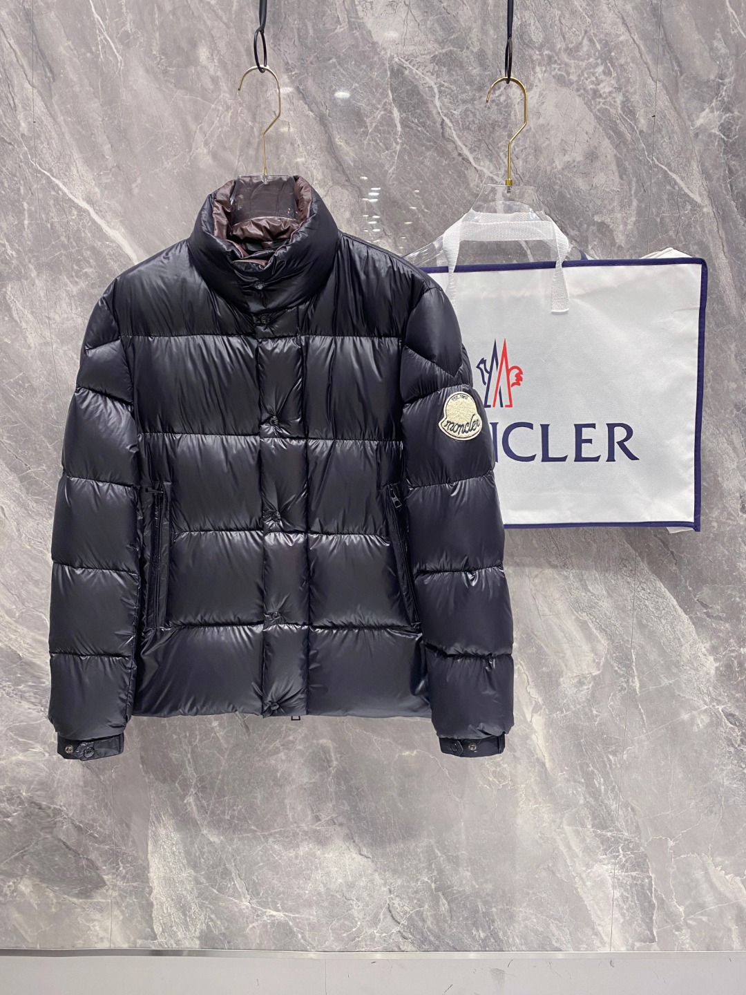 【鹅绒】Moncler 蒙口高端品鉴臻品！欧标90保暖白鹅绒填充男士羽绒服外套整体的造型设计依然传承了M