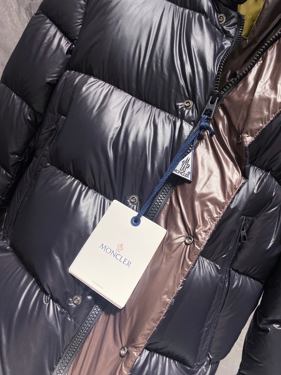 【鹅绒】Moncler 蒙口高端品鉴臻品！欧标90保暖白鹅绒填充男士羽绒服外套整体的造型设计依然传承了M