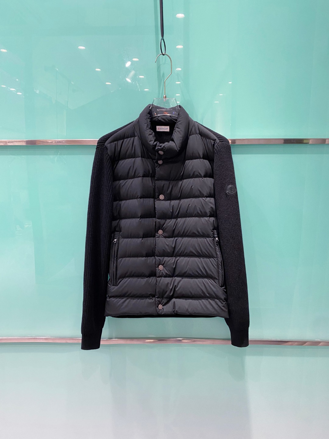 NO:681747,Moncler 2025 new autumn and winter down jackets, knitted splicing down jackets using the new national standard 95 white duck down, new autumn and winter inner wear items!  In China, down and black colors are all in basic style. They can be worn alone or layered to create a more layered look!  Full of fluffiness!  The filling is sufficient, and the thermal performance is not a problem, it is windproof and warm!  Color Black White Size 48-56, Moncler, down jacket,19860909Moncler 蒙口 2025年秋冬新款羽绒服,针织拼接羽绒服采用新国标95白鸭绒,秋冬新品内搭神器！在国内羽绒黑色都是走基础风格,可以单穿还可以搭配叠穿,会更有层次感！蓬松度十足！填充量足足的,保暖性能不在话下,防风保暖！ 颜色黑色 白色 尺码48-56,,Moncler,down jacket,,Men's clothing