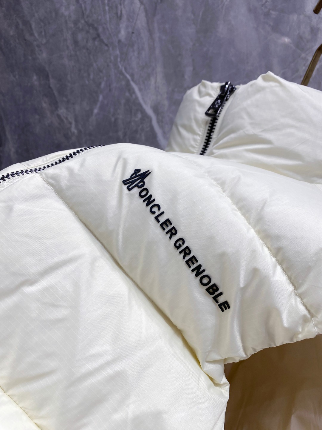 Moncler 蒙口🆕🆕🆕25年冬季新款羽绒马甲立领羽绒马甲，原版订制五金配件，采用顶级90白鸭绒超柔软