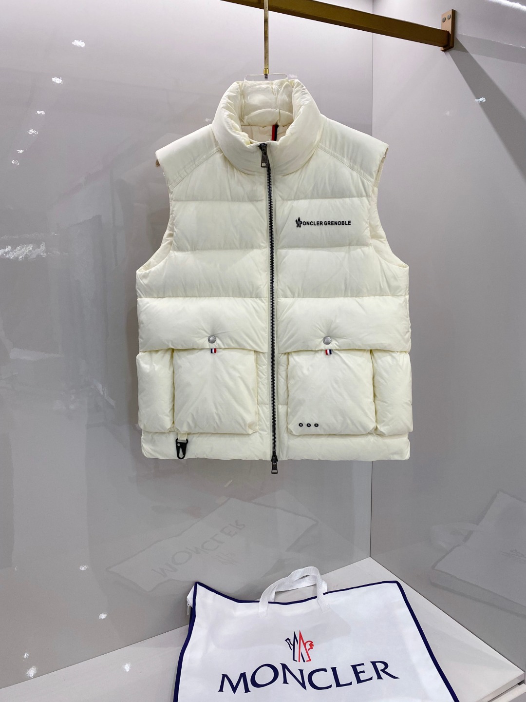 NO:691952,Moncler 25 new winter down vest, stand collar down vest, original customized hardware accessories, made of top-grade 90 white duck down, super soft, and the upper body effect is great!  Color Black Off-white Size 48-56, Moncler, down jacket,19860909Moncler 蒙口 25年冬季新款羽绒马甲 立领羽绒马甲,原版订制五金配件,采用顶级90白鸭绒超柔软,上身效果超赞！ 颜色黑色 米白 码数48-56,,Moncler,down jacket,,Men's clothing