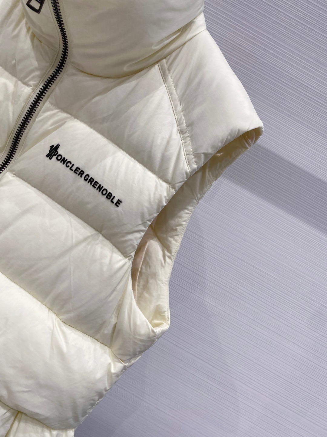 Moncler 蒙口🆕🆕🆕25年冬季新款羽绒马甲立领羽绒马甲，原版订制五金配件，采用顶级90白鸭绒超柔软