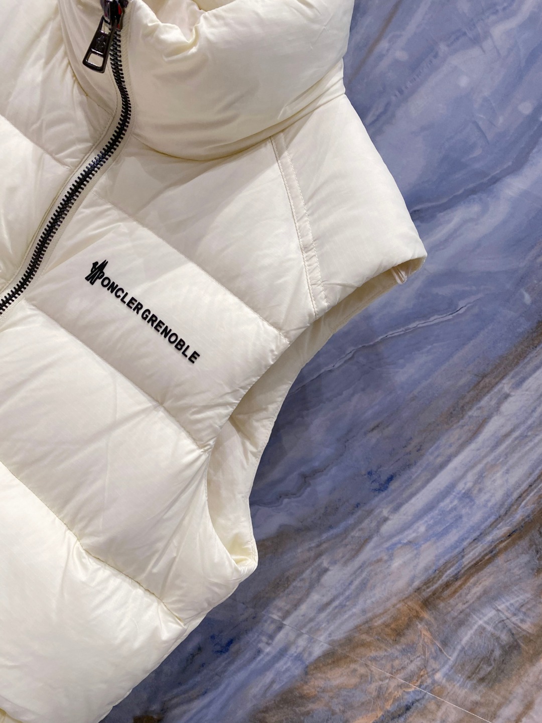 Moncler 蒙口🆕🆕🆕25年冬季新款羽绒马甲立领羽绒马甲，原版订制五金配件，采用顶级90白鸭绒超柔软