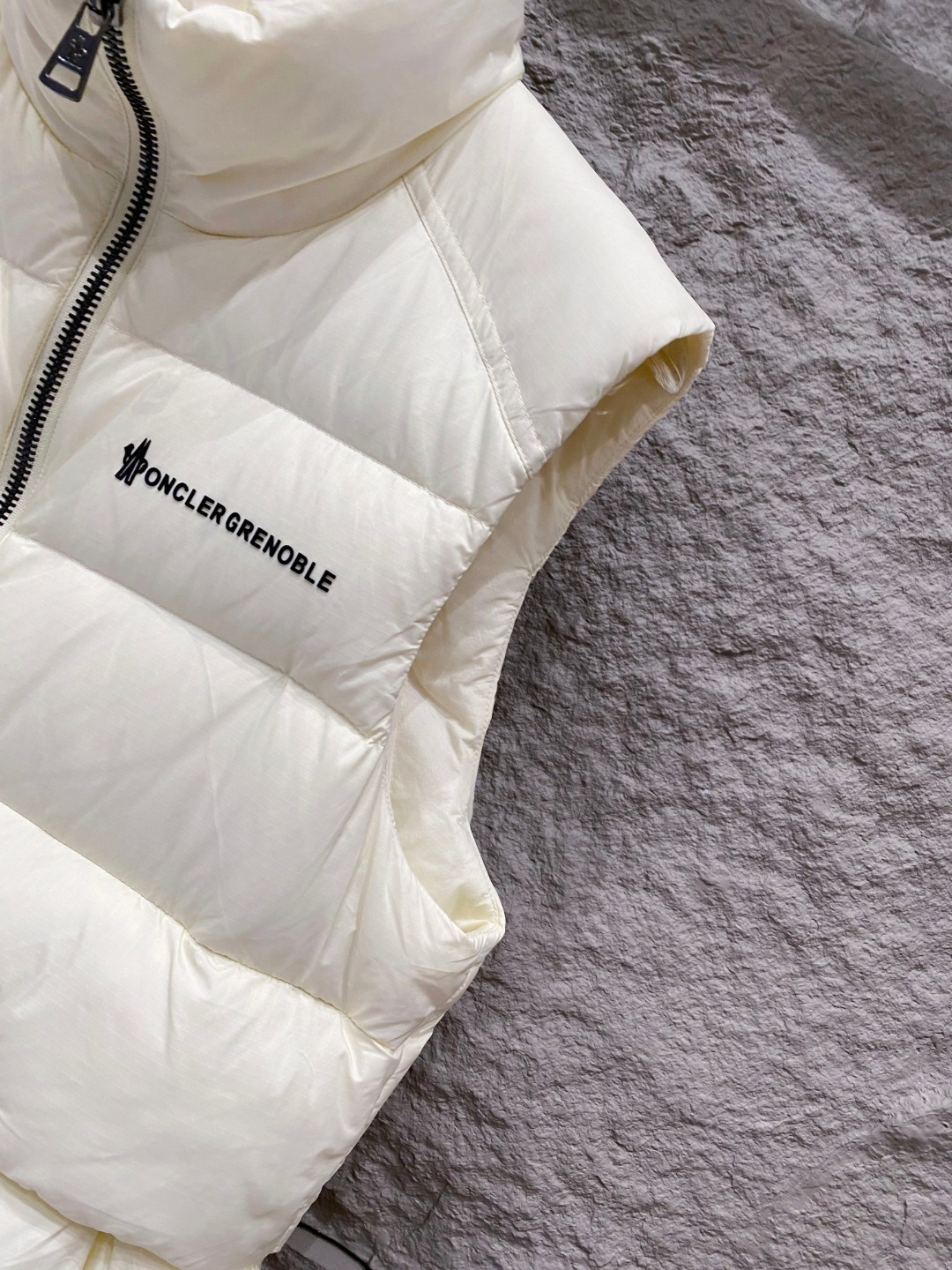 Moncler 蒙口🆕🆕🆕25年冬季新款羽绒马甲立领羽绒马甲，原版订制五金配件，采用顶级90白鸭绒超柔软