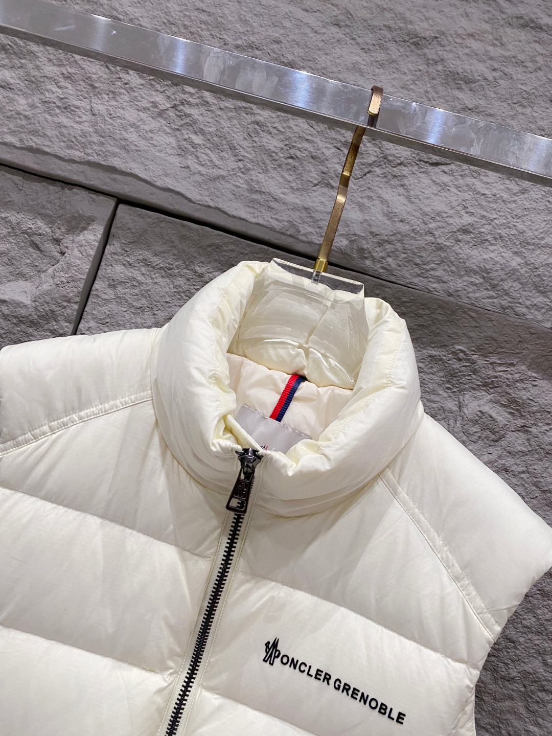 Moncler 蒙口🆕🆕🆕25年冬季新款羽绒马甲立领羽绒马甲，原版订制五金配件，采用顶级90白鸭绒超柔软