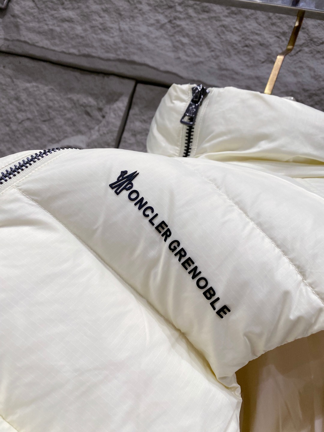 Moncler 蒙口🆕🆕🆕25年冬季新款羽绒马甲立领羽绒马甲，原版订制五金配件，采用顶级90白鸭绒超柔软