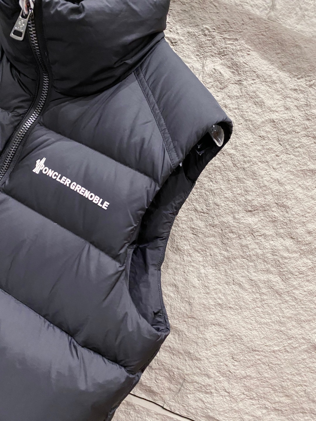 Moncler 蒙口🆕🆕🆕25年冬季新款羽绒马甲立领羽绒马甲，原版订制五金配件，采用顶级90白鸭绒超柔软