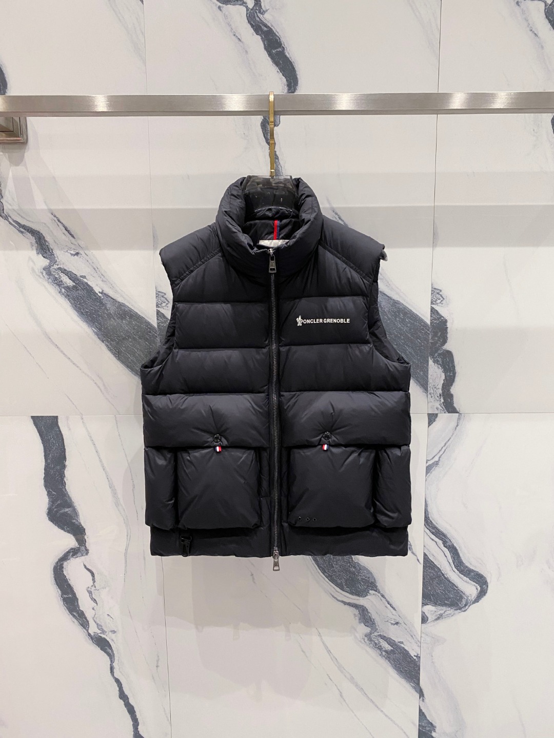 NO:596927,Moncler 25 new winter down vest, stand collar down vest, original customized hardware accessories, made of top-grade 90 white duck down, super soft, and the upper body effect is great!  Color Black Off-white Size 48-56, Moncler, down jacket, alexander wang19860909Moncler 蒙口 25年冬季新款羽绒马甲 立领羽绒马甲,原版订制五金配件,采用顶级90白鸭绒超柔软,上身效果超赞！ 颜色黑色 米白 码数48-56,,Moncler,down jacket,alexander wang,Men's clothing
