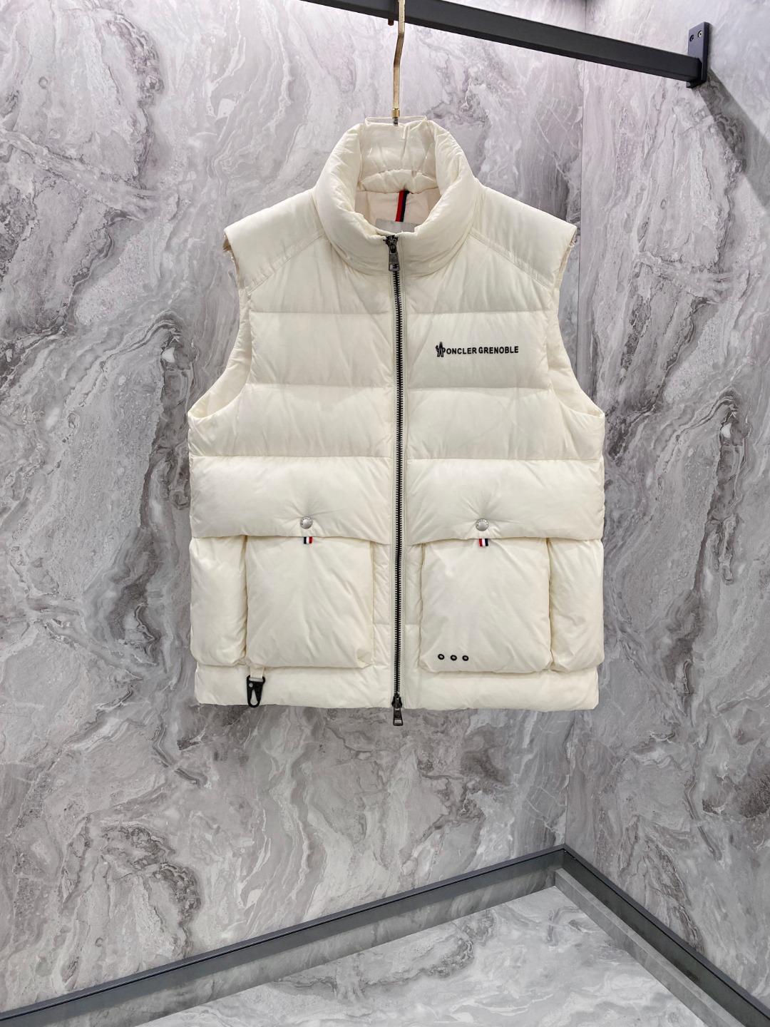 NO:613840,Moncler 25 years new winter down vest, stand collar down vest, original customized hardware accessories, made of top-grade 90 white duck down, super soft, and the upper body effect is great!  Color Black Off-white Size 48-56, Moncler, down jacket, alexander wang19860909Moncler 蒙口 25年冬季新款羽绒马甲 立领羽绒马甲,原版订制五金配件,采用顶级90白鸭绒超柔软,上身效果超赞！ 颜色黑色 米白 码数48-56,,Moncler,down jacket,alexander wang,Men's clothing