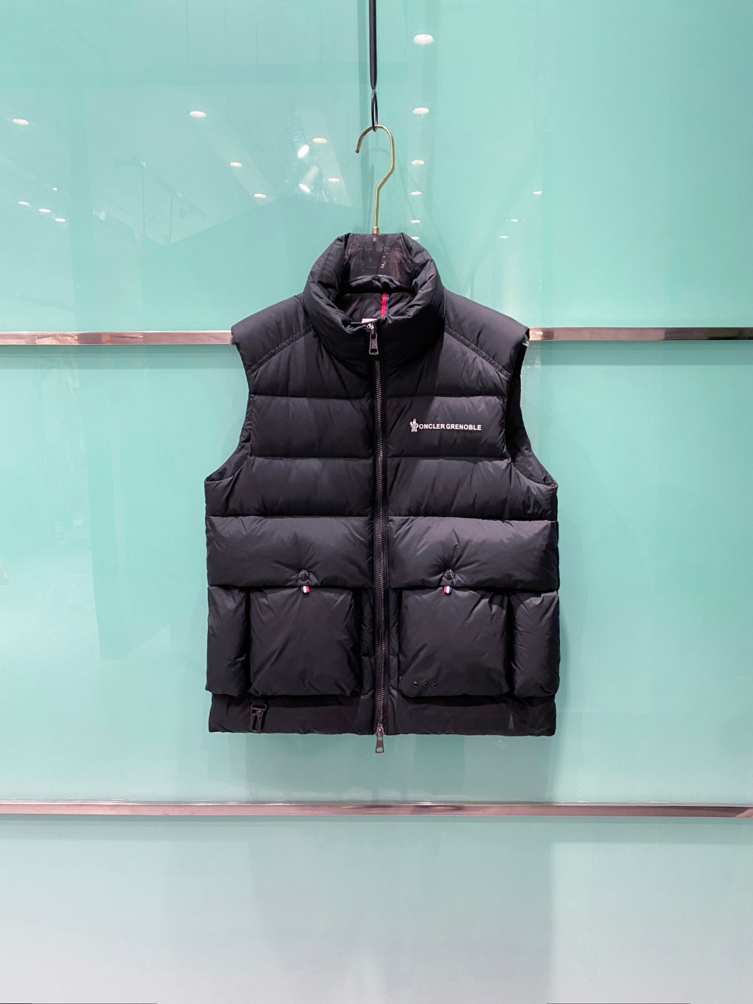 NO:681727,Moncler 25 years new winter down vest, stand collar down vest, original customized hardware accessories, made of top-grade 90 white duck down, super soft, and the upper body effect is great!  Color Black Off-white Size 48-56, Moncler, down jacket,19860909Moncler 蒙口 25年冬季新款羽绒马甲 立领羽绒马甲,原版订制五金配件,采用顶级90白鸭绒超柔软,上身效果超赞！ 颜色黑色 米白 码数48-56,,Moncler,down jacket,,Men's clothing