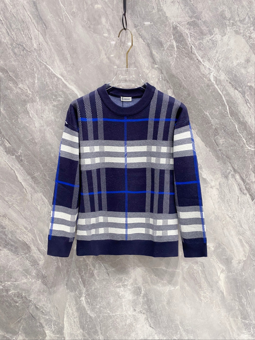 NO:622709,P Burberry 2025 sweater 2025 autumn and winter latest series, 1:1 top replica at the counter, all in good condition!  Thick style, the most popular old money style nowadays, a must-have item for the boss!  The boss who knows the goods should hurry up and start. Fabric wool size M~3Xl AAA4, burberry, sweaters, alexander wang19860909P 巴宝莉 2025毛衣 2025秋冬最新系列,专柜1:1顶级复刻,全品相！加厚款,时下最流行的老钱风,老板必备单品！懂货的老板赶紧下手, 面料羊毛 尺码M~3Xl AAA4,,burberry,sweaters,alexander wang,Men's clothing