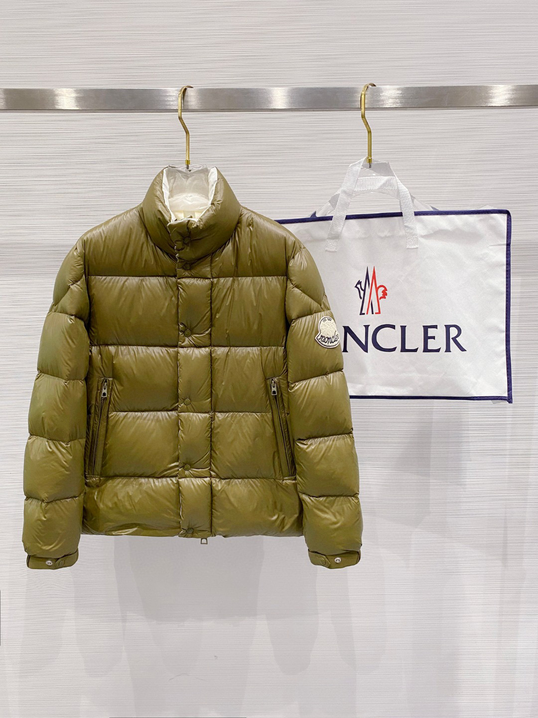 【鹅绒】Moncler 蒙口高端品鉴臻品！欧标90保暖白鹅绒填充男士羽绒服外套整体的造型设计依然传承了M