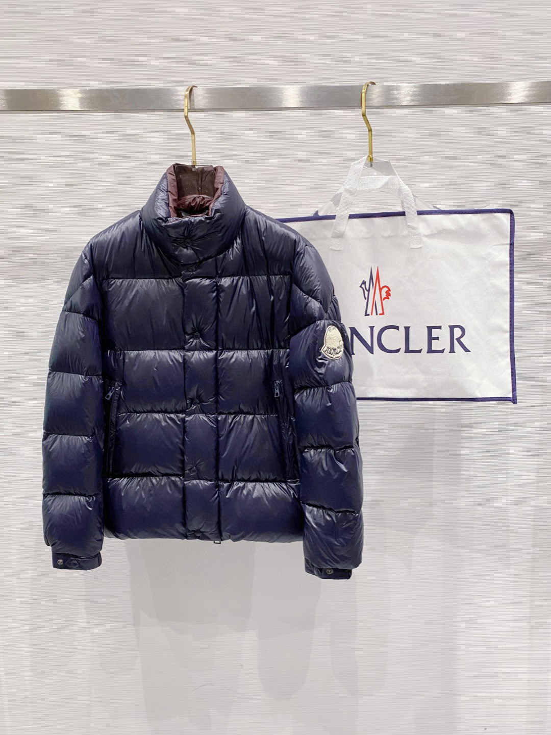【鹅绒】Moncler 蒙口高端品鉴臻品！欧标90保暖白鹅绒填充男士羽绒服外套整体的造型设计依然传承了M