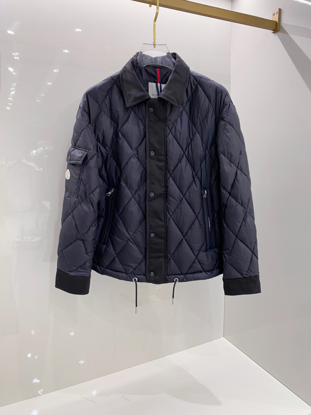 NO:691956,Moncler Meng Mouth Exclusive hot style 2025 autumn and winter new down jacket Original 1:1 customized hardware accessories are all imported and original customization Welcome to compare at the counter Absolutely high quality Use top 90 white duck down Super soft Filled with fluffy and plump Super heavy fabrics with perfect workmanship Note that the fabric is super comfortable Exclusive model Non-market goods Same style for men and women Size M-3XL, Moncler, down jacket,19860909Moncler 蒙口 独家爆款2025秋冬新款羽绒服 原版1:1订制五金配件全进口原版定制 欢迎专柜对比 绝对的高品质 采用顶级90白鸭绒 超柔软 充羽量蓬松饱满 超级重面料做工杠杠的版型完美 注意面料超舒服 独家款 非市场货 男女同款 码数M-3XL,,Moncler,down jacket,,Men's clothing