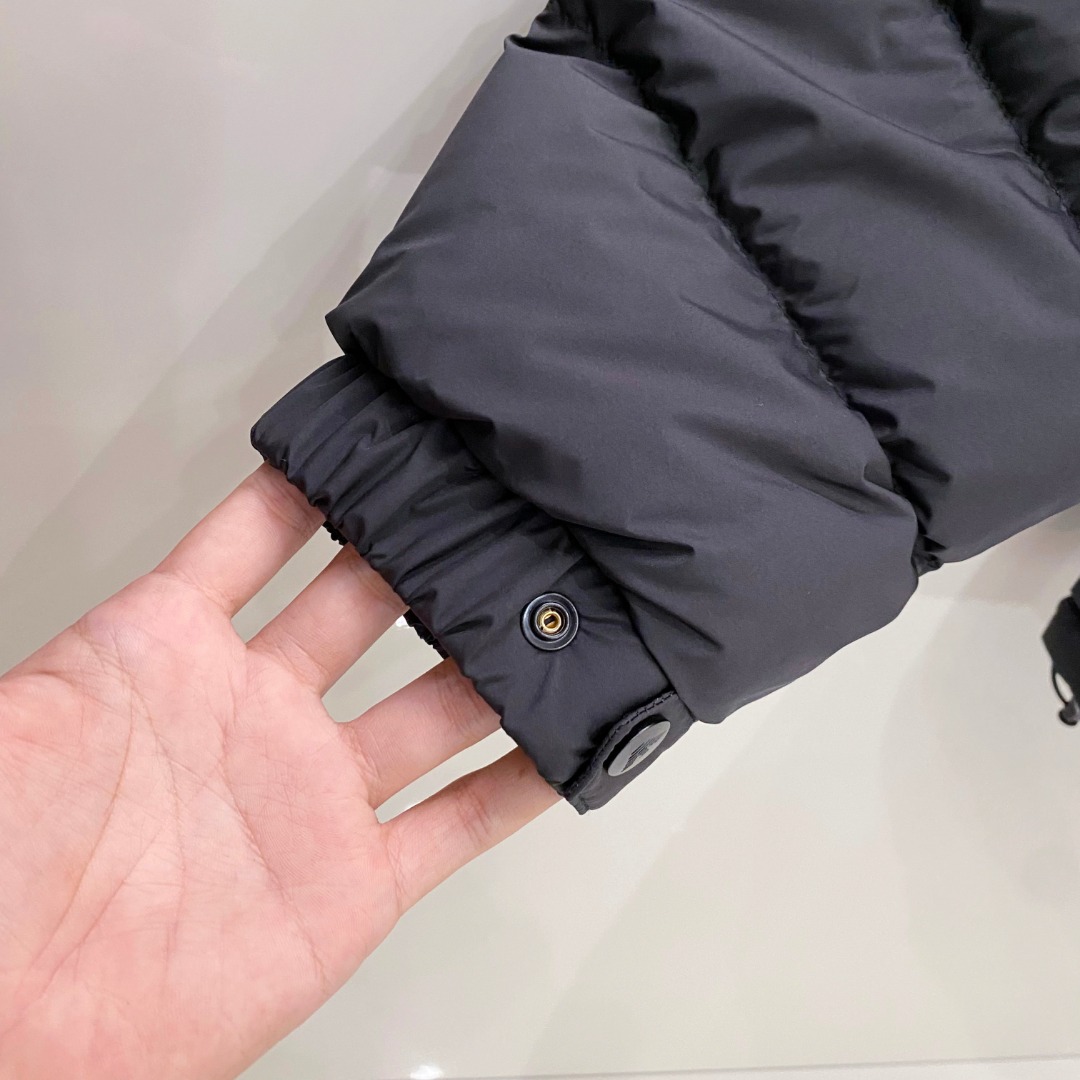 Armani 阿玛尼 2025秋冬专柜同步新品发布，最新款立领羽绒服出货，全部原版购入，无论面料和辅料，