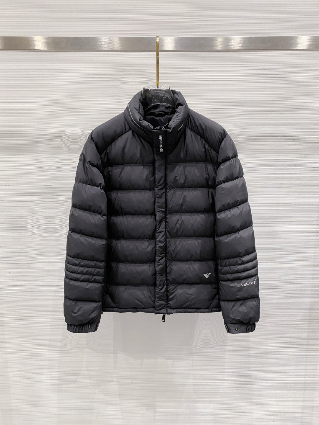 Armani 阿玛尼 2025秋冬专柜同步新品发布，最新款立领羽绒服出货，全部原版购入，无论面料和辅料，