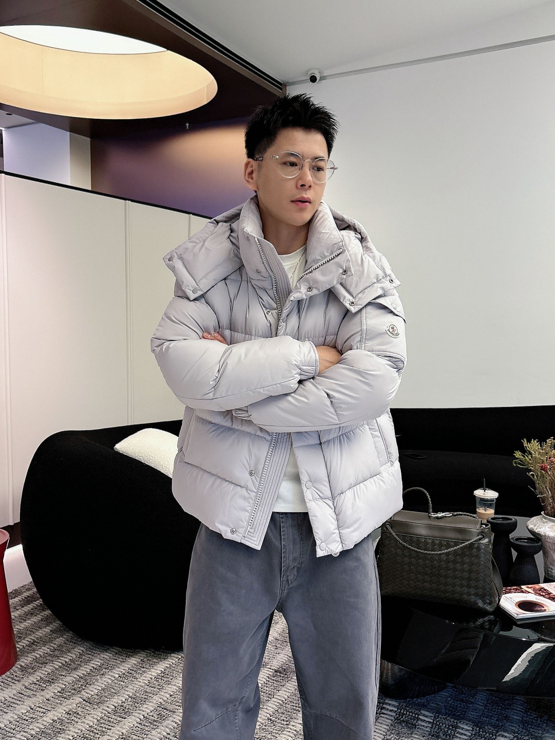 NO:624620,Special down Moncler muzzle 2025 [new product] Maya 70 (Vezere matte matte Maya upgraded version) winter down jacket jacket. Pearl grey. black. Very popular. Off-season counters are a hot item to grab. Special 95 down version. The fabric is ultra-light and neat. 850+ fill power. The iconic Moncler down jacket is highly recognizable. Moncler Maya  The 70's cropped down jacket is reimagined in a new colorway. Made of matte fabric with signature checkered quilting, reflecting the essence of the Moncler brand. The style has a distinctive silhouette, with a removable hood and adjustable hem, a classic design suitable for all seasons and trends. Classic patch pockets on the sleeves. Details Made of polyester Polyester lining Filled with down Detachable adjustable hood Zip closure, snap button on the front windshield Zippered pockets  Adjustable cuffs Elastic drawstring hem Size: 1-5,,Moncler,jackets & coats,jackets & coats,down jacket,hats,alexander wang19860909特级羽绒Moncler蒙口 2025【新品】Maya 70 (Vezere哑光雾面maya升级版）冬季羽绒服夹克外套.珍珠灰.黑色.火的一塌糊涂.反季柜台都是要抢的爆款 特级95绒版本.面料超轻超工整.850+蓬松度 标志性的Moncler 羽绒夹克具有高辨识度. Moncler Maya 70短款羽绒夹克以全新配色焕新呈现.采用哑光面料制成,具有标志性方格块绗缝,彰显Moncler的品牌精髓.款式演绎鲜明廓形,配有可拆卸兜帽和可调节下摆,经典设计适合各种季节和潮流.衣袖点缀经典贴袋. 详情 采用聚酯纤维面料制成 聚酯纤维衬里 填充羽绒 可拆卸可调节兜帽 拉链开合,正面挡风片设有按扣 拉链口袋 可调节袖口 弹性抽绳下摆 Size : 1-5,,Moncler,jackets & coats,jackets & coats,down jacket,hats,alexander wang,Men's clothing