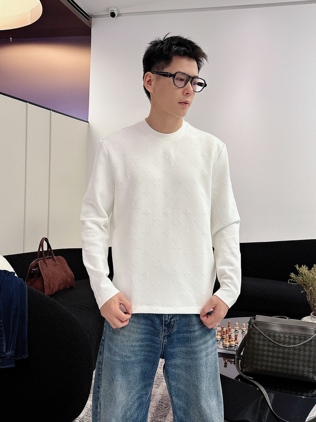 NO:597990,LV 2025 Autumn and Winter Hachimei Air Layer Pullover Round Neck Sweater Bottoming Shirt, the same style for men and women, fashionable and casual! Trading company channels are rare, leading official website sales! It has always been a magical existence with a high degree of recognition. It always creates fashionable items in a minimalist style. It has no restrictions on age and gender and can be easily controlled by anyone! The basic and casual round-neck cut has a significant effect of slimming down and hiding body fat. It can control your daily casual wear. There is no gender limit and the same style is recommended for men and women! This sweatshirt is made of imported air-layer knitted cotton fabric. The fabric feels light, delicate and soft, and has a superior stiffness. The terry texture inside is closely arranged like fish scales. It is close to the skin, warm and breathable without any thorny feeling! The cuffs and hem are spliced ​​with dyed knitted ribs, making the wearer more handsome and stylish! The front of the garment is decorated with patterns, carefully printed using top-notch craftsmanship, and paired with brand embellishments, showing both luxury class and fashion sense! Color Black White Size S M L XL XXL,,louis vuitton,hoodie,sweatshirts,alexander wang19860909LV 2025秋冬 八明治空气层套头圆领卫衣 打底衫,男女同款时尚休闲！贸易公司渠道稀出,领先官网发售！一直都是神奇的存在,有着极高的辨识度,总是以极简风格营造时髦单品,对年龄性别都没有限制,任谁都好驾驭！基础休闲的圆领版型剪裁,着穿显瘦藏肉效果显著,能够驾驭你日常各种休闲着装穿法,无性别身材的限定,男女同款推荐！ 此款卫衣衫选用客供进口空气层针织棉布制成,该面料手感轻薄细腻软糯,同时兼顾优越的挺括感,内里如同鱼鳞般紧密排列的毛圈肌理,贴肤保暖透气毫无扎刺感可言！袖口以及下摆同缸色染针织罗纹拼接,令着身者更加帅气有型！衣身正面由图案装饰,采用顶级工艺精心印制,搭配品牌点缀,将奢华档次与时尚感都展现了出来！ 颜色黑色 白色 尺码S M L XL XXL,,louis vuitton,hoodie,sweatshirts,alexander wang,Men's clothing