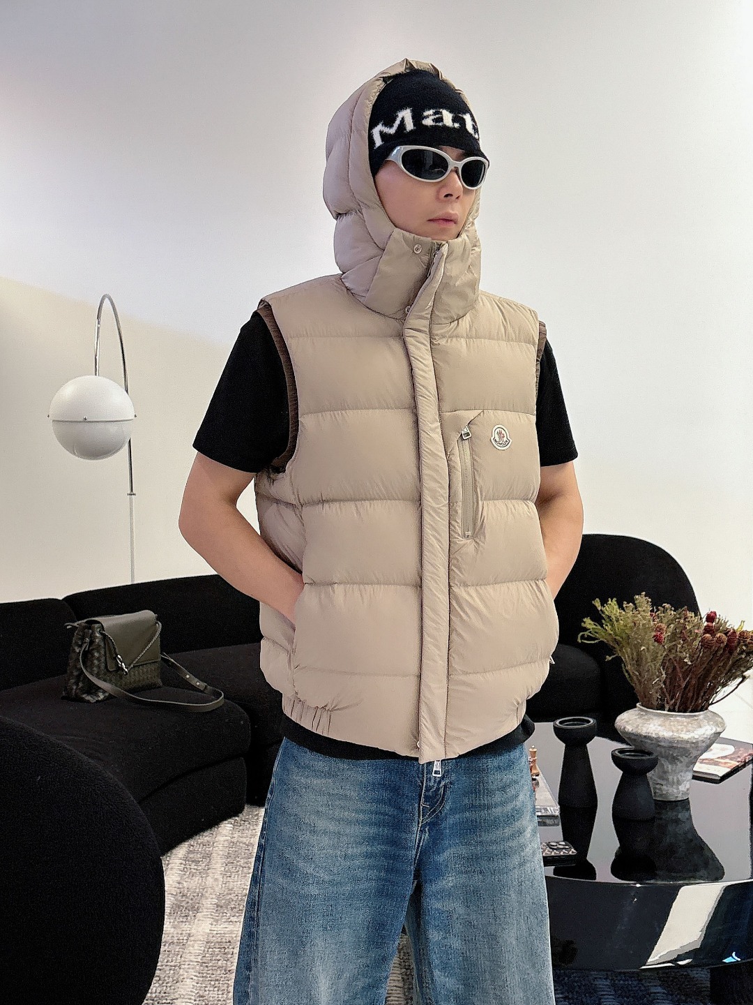 NO:597975,Moncler Mouth Mouth Down NEW# 2025 FW Autumn and Winter New# Hot item shipment #Mon full down vest# Customized grade outer material, selected viscose  Plyster blended fabric has a great feel, is stain-resistant and wear-resistant, and eliminates embarrassing phenomena in autumn and winter. The interior is filled with 9010 down, which is fine, smooth, and almost stemless. The mixed air-filled down has a perfect balance between down volume and air feel, and has excellent thermal insulation effect and wearability.  Comfortable. Detachable hood design, adaptable to three-dimensional tailoring technology, natural color printing technology on the back, special-shaped tailoring and splicing, the upper body is not bloated. Seamless laminated with double liner locking velvet technology to eliminate the phenomenon of velvet running away. Two-way lettering zipper, qrcode scan logo, Yu Xian high-end and stylish.  Color Black Beige Size M-3XL,,Moncler,down jacket,hats,alexander wang19860909Moncler 蒙口羽绒 NEW# 2025 FW秋冬新款# 爆款出货#Mon饱满羽绒马甲# 定制级别外料,甄选viscose plyster混纺,极具手感,抗污耐磨,杜绝秋冬季的尴尬现象.内里全9010羽绒填充,出售细腻舒滑,几乎无梗的工艺.混合空气填充羽绒,绝妙平衡羽绒量与空气感,艰巨极佳的保暖效果与穿着舒适感.可拆卸戴帽设计,适配立体剪裁工艺,后背本色印字工艺,异形剪裁拼接,上身不臃肿.压胶无缝加双重内胆锁绒工艺,杜绝跑绒现象.双向刻字拉链,qrcode扫码徽标,俞显高档有型. 颜色黑色 米灰色 尺码M-3XL,,Moncler,down jacket,hats,alexander wang,Men's clothing