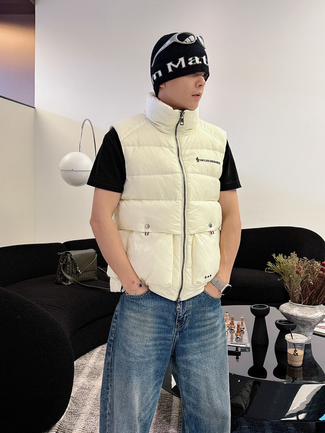 NO:597977,Moncler 25 new winter down jacket vest, stand collar down vest, original customized hardware accessories, made of top-grade 90 white duck down, super soft, and the upper body effect is great!  Color Black Off-white Size 48-56, Moncler, down jacket, alexander wang19860909Moncler 蒙口 25年冬季新款羽绒服马甲 立领羽绒马甲,原版订制五金配件,采用顶级90白鸭绒超柔软,上身效果超赞！ 颜色黑色 米白 码数48-56,,Moncler,down jacket,alexander wang,Men's clothing