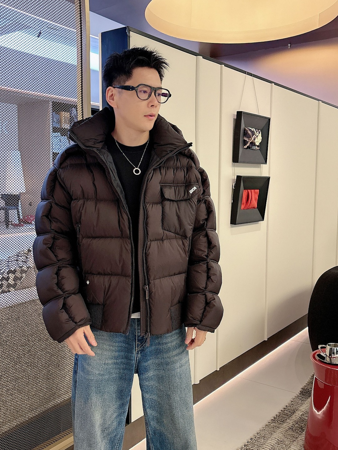 NO:598388,Dior Dior's latest 25-year winter down jacket has a three-dimensional silhouette that makes the upper body slim and handsome!  The small logo design on the chest has a strong sense of fashion. It keeps you warm and refuses to be bloated!  New national standard imported 90 white duck down filling!  The texture of imported memory silk fabric is amazing!  Imported machine sewing with smooth line craftsmanship. Original hardware accessories with original markings!  Color Black Brown Size 48-56, dior, dior, down jacket, alexander wang19860909Dior 迪奥 25年冬季最新羽绒服 立体剪裁廓形版型上身显瘦帅气！胸前小logo设计、时尚感极强.保暖拒绝臃肿！新国标进口90白鸭绒填充！进口记忆丝面料质感超赞！进口机缝制流畅线条工艺.原版五金配件原唛原标！ 颜色黑色 咖色 尺码48-56,,dior,dior,down jacket,alexander wang,Men's clothing