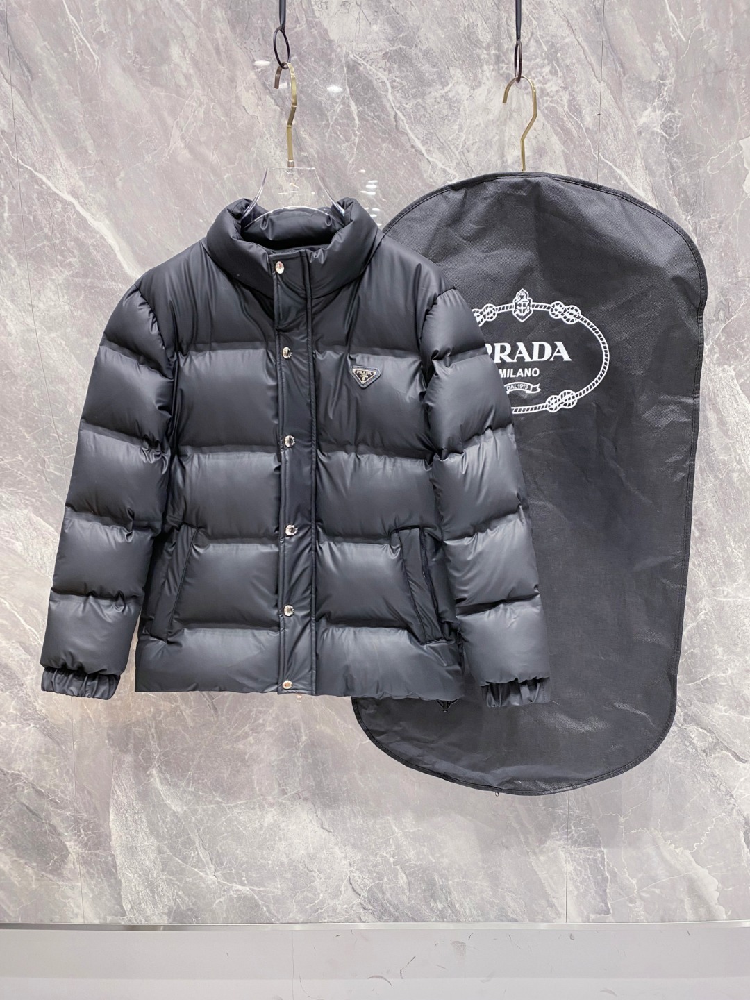 NO:622715,...New down jacket, Prada black technology laminated down jacket (high laminated version), new winter wear, high-end customization!  The favorite series for light and mature business, minimalist style feather 90 goose down jacket, the fabric is comfortable and stylish!  The upper body is super stylish and handsome, and the version is a three-dimensional cutting design. The whole piece has high warmth and good resilience. The upper body is warm and stylish without feeling heavy. It is very practical to wear and does not appear bloated. It can well prevent the cold wind from invading!  High quality first choice!  Size:48-56 AAA4,,prada,jackets & coats,down jacket,alexander wang19860909... 羽绒上新 普拉达 黑科技压胶羽绒外套(压胶高版本) 冬装新品,高端定制！轻熟商务最爱系列,极简主义风格羽90鹅绒羽绒服 面料舒适有型！上身超级有型的帅气,版型是立体裁剪的设计 整件保暖度高,回弹力好 上身保暖有型 又不会有负重感 实穿性非常强 不显臃肿 可以很好的防止寒风侵袭！高品质首选！尺码:48-56 AAA4,,prada,jackets & coats,down jacket,alexander wang,Men's clothing