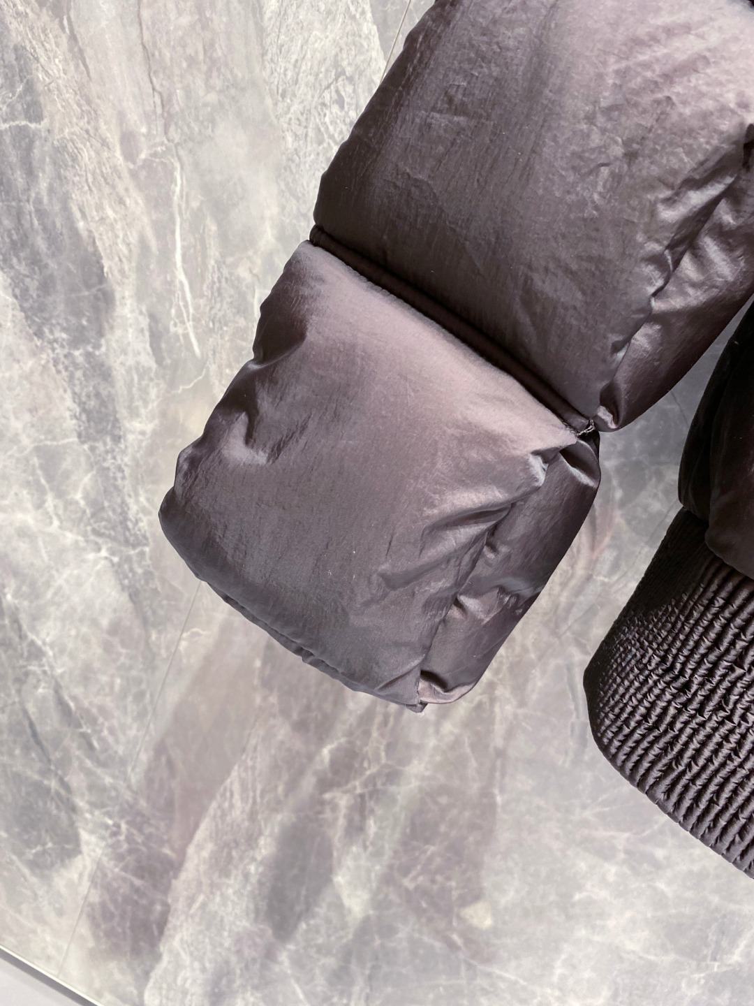 Dior 迪奥 🆕🆕🆕25年冬季最新羽绒服立体剪裁廓形版型上身显瘦帅气！胸前小logo设计、时尚感极强。