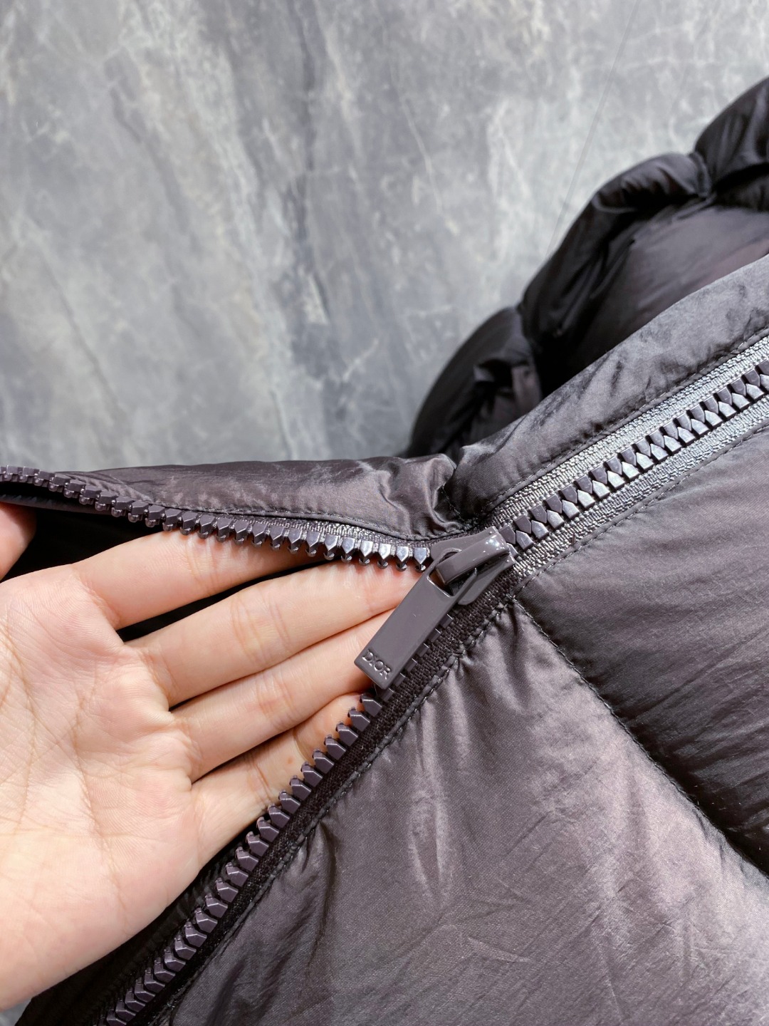 Dior 迪奥 🆕🆕🆕25年冬季最新羽绒服立体剪裁廓形版型上身显瘦帅气！胸前小logo设计、时尚感极强。