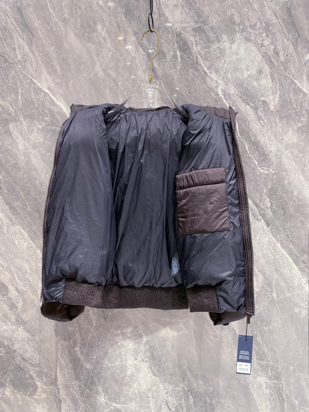 Dior 迪奥 🆕🆕🆕25年冬季最新羽绒服立体剪裁廓形版型上身显瘦帅气！胸前小logo设计、时尚感极强。